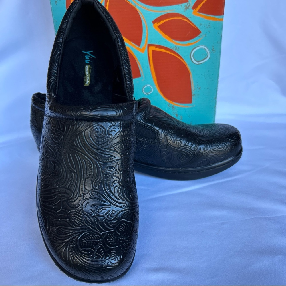 Yuu Bethanee Black Embossed Floral Clogs Womens 10M Nursing Memory Foam w Box